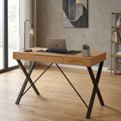 Scrivania PC Niza in legno massiccio di rovere e gambe a croce in acciaio