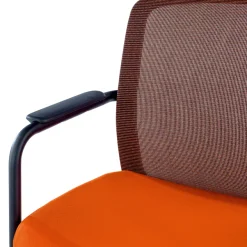 Sedia Conferenza con braccioli Siena, struttura a 4 gambe, schienale in rete