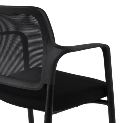 Sedia Conferenza Hermes con braccioli, base a 4 gambe, seduta ampia, schienale in rete