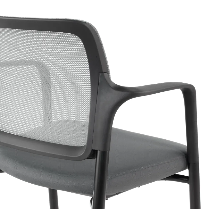 Sedia Conferenza Hermes con braccioli, base a 4 gambe, seduta ampia, schienale in rete