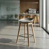 Sgabello alto Helsinki in stile nordico con gambe in legno