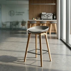 Sgabello alto Helsinki in stile nordico con gambe in legno