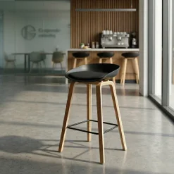 Sgabello alto Helsinki in stile nordico con gambe in legno
